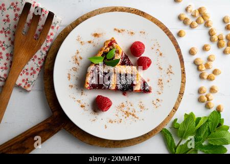 Köstliche italienische Crostata gefüllt mit roter Obstmarmelade. Stockfoto
