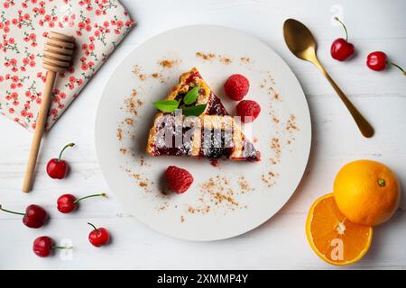 Köstliche italienische Crostata gefüllt mit roter Obstmarmelade. Stockfoto