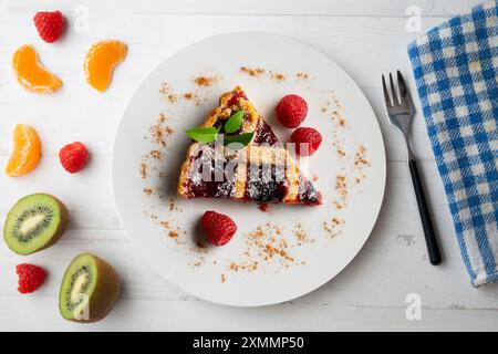 Köstliche italienische Crostata gefüllt mit roter Obstmarmelade. Stockfoto