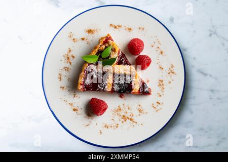 Köstliche italienische Crostata gefüllt mit roter Obstmarmelade. Stockfoto