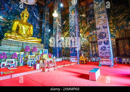 BANGKOK, THAILAND - 14. MAI 2019: Statue des Buddha in der Ordinationshalle des Wat Suthat Tempels am 14. Mai in Bangkok Stockfoto