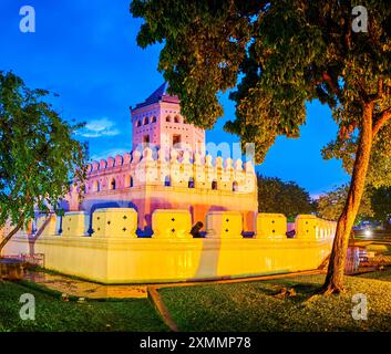 Historisches Phra Sumen Fort im Santichaiprakarn Park at Night, Bangkok, Thailand Stockfoto