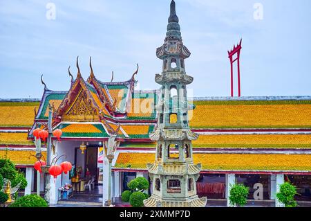 Der Innenhof des Wat Suthat Tempels mit überdachter Galerie, schlanker Säulenlaterne und Riesenschaukeln im Hintergrund, Bangkok, Thailand Stockfoto