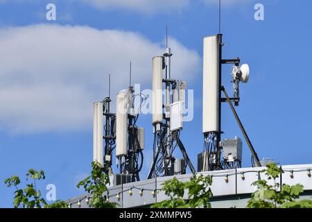 Basisstationen für ein Mobilfunknetz auf einem Dach in Russland Stockfoto