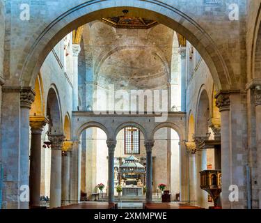 Das Innere der Basilika San Nicola di Bari, Bari, Italien Stockfoto