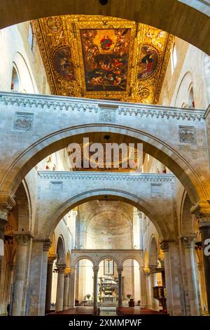 Das Innere der Basilika San Nicola di Bari, Bari, Italien Stockfoto