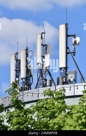 Basisstationen für ein Mobilfunknetz auf einem Dach in Russland Stockfoto