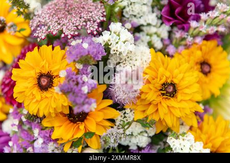 Sommerstrauß. Wunderschönes buntes Blumenarrangement. Lokale Blumen Geburtstagsstrauß aus nächster Nähe. Stockfoto