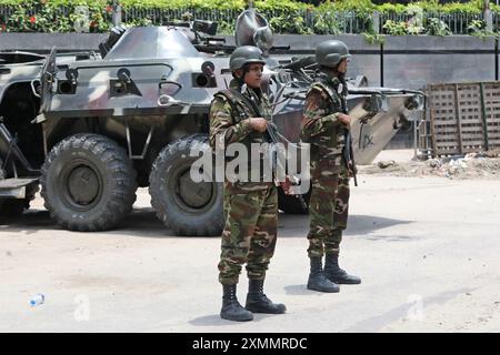 Dhaka, Bangladesch. Juli 2024. Bangladeschs Armee steht in der Nähe des Sekretariats des Landes Wache, da die Ausgangssperre nach den Anti-Quoten-Protesten am 28. Juli 2024 in Dhaka gelockert wird. Bangladesch sagte, drei Studentenführer seien aus eigener Sicherheit in Gewahrsam genommen worden, nachdem die Regierung ihre Proteste gegen die Arbeitsplatzquoten im öffentlichen Dienst für Tage tödlicher landesweiter Unruhen verantwortlich gemacht hatte. Foto: Habibur Rahman/ABACAPRESS. COM Credit: Abaca Press/Alamy Live News Stockfoto