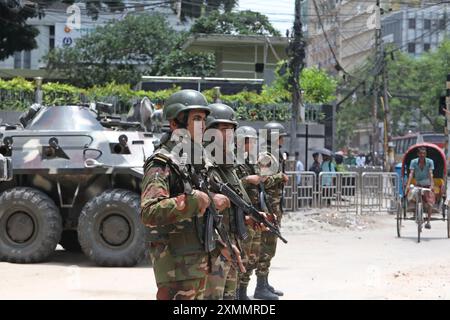 Dhaka, Bangladesch. Juli 2024. Bangladeschs Armee steht in der Nähe des Sekretariats des Landes Wache, da die Ausgangssperre nach den Anti-Quoten-Protesten am 28. Juli 2024 in Dhaka gelockert wird. Bangladesch sagte, drei Studentenführer seien aus eigener Sicherheit in Gewahrsam genommen worden, nachdem die Regierung ihre Proteste gegen die Arbeitsplatzquoten im öffentlichen Dienst für Tage tödlicher landesweiter Unruhen verantwortlich gemacht hatte. Foto: Habibur Rahman/ABACAPRESS. COM Credit: Abaca Press/Alamy Live News Stockfoto