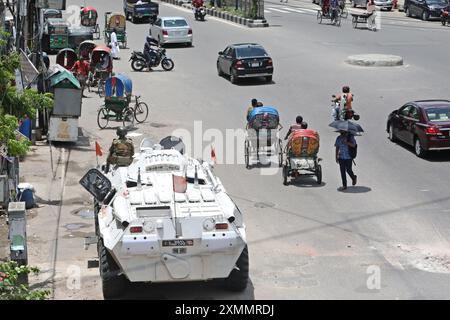 Dhaka, Bangladesch. Juli 2024. Bangladeschs Armee steht in der Nähe des Sekretariats des Landes Wache, da die Ausgangssperre nach den Anti-Quoten-Protesten am 28. Juli 2024 in Dhaka gelockert wird. Bangladesch sagte, drei Studentenführer seien aus eigener Sicherheit in Gewahrsam genommen worden, nachdem die Regierung ihre Proteste gegen die Arbeitsplatzquoten im öffentlichen Dienst für Tage tödlicher landesweiter Unruhen verantwortlich gemacht hatte. Foto: Habibur Rahman/ABACAPRESS. COM Credit: Abaca Press/Alamy Live News Stockfoto