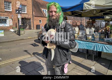 Mann und Haustier Frettchen (Mustela putorius furo) Stockfoto