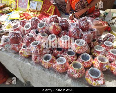 21. Oktober 2021 Dewas, Madhya Pradesh, Indien. Eine Indianerin, die irdene Töpfe und Siebe am Straßenrand auf einem Straßenmarkt verkauft Stockfoto