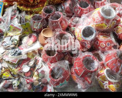 21. Oktober 2021 Dewas, Madhya Pradesh, Indien. Eine Indianerin, die irdene Töpfe und Siebe am Straßenrand auf einem Straßenmarkt verkauft Stockfoto