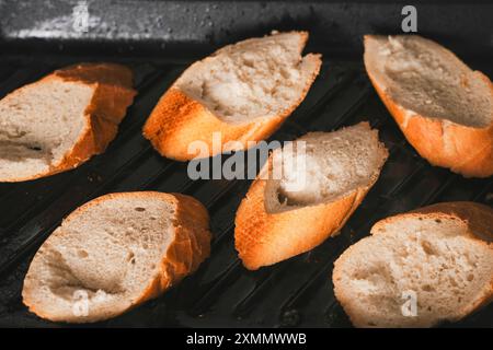 Baguette-Scheiben werden gegrillt. Hochwertige Fotos Stockfoto