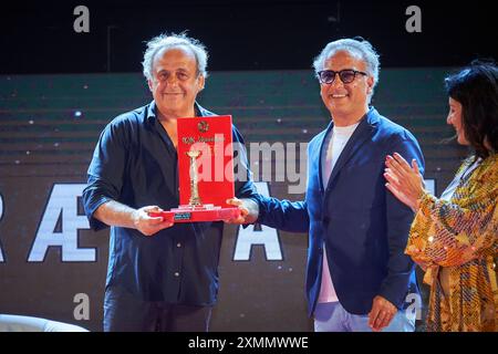 Area porto Catanzaro, Catanzaro, Italien, 28. Juli 2024, Michel Platini unterhält sich mit Federico Buffa beim Magna Grecia Film Festival während Michel Plati Stockfoto