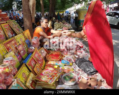 21. Oktober 2021 Dewas, Madhya Pradesh, Indien. Eine Indianerin, die irdene Töpfe und Siebe am Straßenrand auf einem Straßenmarkt verkauft Stockfoto