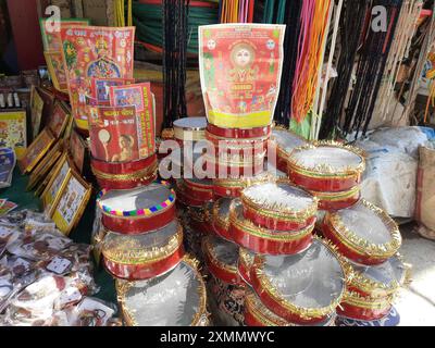 21. Oktober 2021 Dewas, Madhya Pradesh, Indien. Eine Indianerin, die irdene Töpfe und Siebe am Straßenrand auf einem Straßenmarkt verkauft Stockfoto