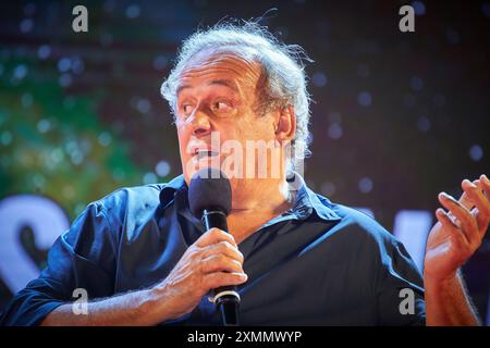 Area porto Catanzaro, Catanzaro, Italien, 28. Juli 2024, Michel Platini unterhält sich mit Federico Buffa beim Magna Grecia Film Festival während Michel Plati Stockfoto