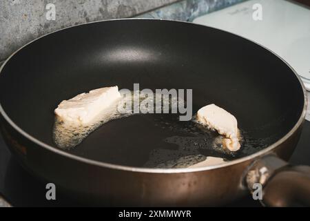 Butter wird in einer Pfanne geschmolzen. Hochwertige Fotos Stockfoto