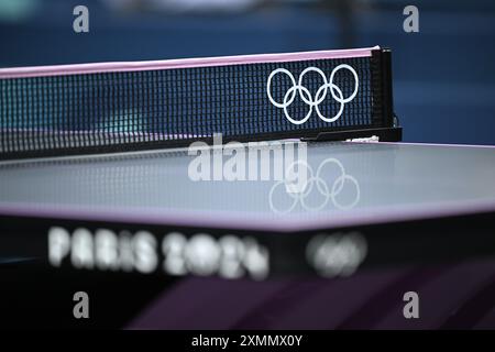 Paris, Frankreich. Juli 2024. Ein Tisch mit dem Logo der Olympischen Ringe, abgebildet bei einem Tischtennisspiel zwischen dem Japaner Harimoto und dem Belgischen Allegro, in der Runde von 64 des Männer-Einzelturniers bei den Olympischen Spielen 2024 in Paris, Frankreich, am Montag, den 29. Juli 2024. Die Spiele der XXXIII. Olympiade finden vom 26. Juli bis 11. August in Paris statt. Die belgische Delegation zählt 165 Athleten, die in 21 Sportarten antreten. BELGA FOTO JASPER JACOBS Credit: Belga News Agency/Alamy Live News Stockfoto