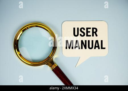 Text im Benutzerhandbuch auf Sprechblase mit Lupe von oben auf blauem Hintergrund Stockfoto