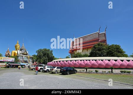 Blick auf Wat Muang vom Parkplatz mit seinem unverwechselbaren Ubosot, umgeben von großen Lotusblättern, silbernem Wihan Kaew und Big Buddha, Thailand Stockfoto