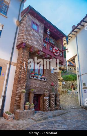 Tazones, eines der schönsten Dörfer der asturischen Küste, Spanien. Muschelhaus Stockfoto