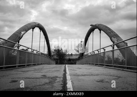 Wien, Österreich - 19. April 2023: Eine alte Brücke mitten in Wien an einem bewölkten Tag Stockfoto