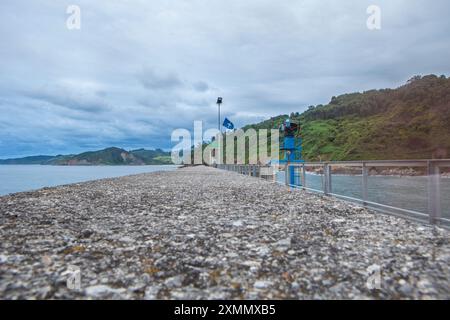 Tazones, eines der schönsten Dörfer der asturischen Küste, Spanien. Betonbrecher Stockfoto