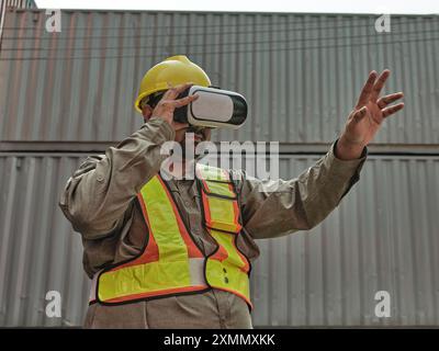 Ein Ingenieur trägt ein Augmented Reality-Headset und verwendet Gesten, um Objekte in Augmented Reality zu steuern. Stockfoto