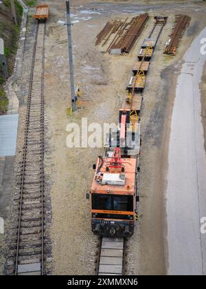 Wien, Österreich - 19. April 2023: Ein alter verlassener Zug steht an einem bewölkten Tag auf Schienen Stockfoto