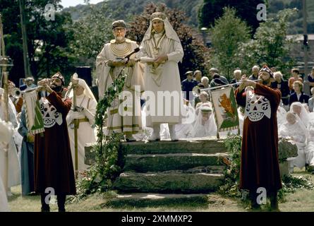 Gorsedd of Bards, der nationale Eisteddfod. Die jährliche Zeremonie ist eine Feier und ein Festival der walisischen Sprache und des kulturellen Erbes. Archdruiden auf der Bühne, die die Preisverleihung ankündigen. Als der Erzdruide die Identität des Gewinnerdichters offenbart, ruft die „Corn Gwlad“ (eine Trompete) die Menschen zusammen und das Gorsedd-Gebet wird gesungen (der Corn Gwlad ruft symbolisch alle aus den vier Ecken von Wales). Bala Wales 2011, 2010er Jahre UK HOMER SYKES Stockfoto