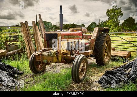 Ein alter Traktor, der auf dem Hof verrotten soll Stockfoto