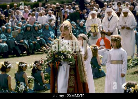 Gorsedd of Bards, The Blodeuged (das Geschenk der Blumen) wird dem Archdruiden auf dem National Eisteddfod, Bala Wales 2011, 2010er-Jahre UK HOMER SYKES präsentiert Stockfoto