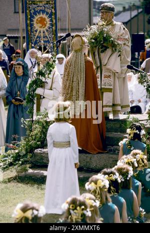 Gorsedd of Bards, The Blodeuged (das Geschenk der Blumen) wird dem Archdruiden auf dem National Eisteddfod, Bala Wales 2011, 2010er-Jahre UK HOMER SYKES präsentiert Stockfoto