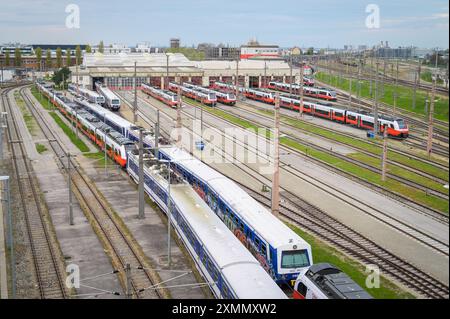 Wien, Österreich - 19. April 2023: Viele Züge stehen an einem bewölkten Tag auf Schienen in Wien Stockfoto