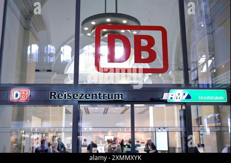 DEUTSCHLAND, Frankfurt, Hauptbahnhof, DB-Bahnbuchungszentrum, Ticketschalter / DEUTSCHLAND, Frankfurt, Hauptbahnhof, DB Reisezentrum Stockfoto