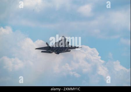 Eine Royal Australian Air Force (RAAF) F-35A Lightning II, die der 75th Squadron zugewiesen ist, verlässt die Fluglinie auf der RAAF Base Tindal, Australien, am 25. Juli, 2 Stockfoto