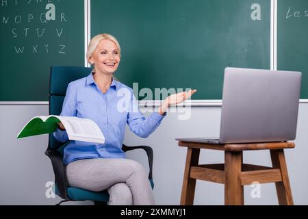 Foto einer fröhlichen charmanten Seniorenschule englischliteraturlehrer führen Unterricht erklären Materialien Grundschule Stockfoto