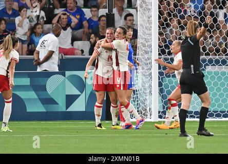 Saint Etienne, Frankreich. Juli 2024. Vanessa Gilles (14) aus Kanada feiert ihr Tor mit Teamkollegen, Fußball, Women's Group A zwischen Frankreich und Kanada während der Olympischen Spiele Paris 2024 am 28. Juli 2024 im Geoffroy-Guichard Stadium in Saint-Etienne, Frankreich - Foto Frederic Chambert/Panorama/DPPI Media Credit: DPPI Media/Alamy Live News Stockfoto