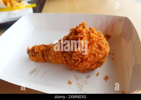 Gebratenes Hühnchen aus Kentucky, gebraten in einer Hühnerbox aus Karton, fertig zum Verzehr. Stockfoto