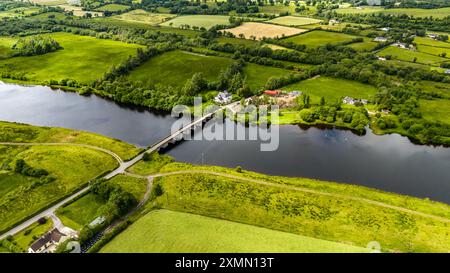 Luftaufnahme der Rosscor Bridge in Enniskillen, Nordirland. Stockfoto