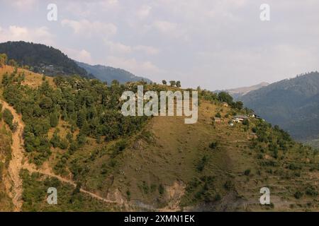 Panoramablick auf die bewaldeten Himalaya-Berge in der Nähe des Bundesstaates Himachal Pradesh in Indien. Hochwertige Fotos Stockfoto