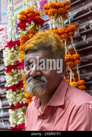 Bangladeschi Mann mit Henna gefärbtem Haar auf dem Blumenmarkt, Dhaka Division, Dhaka, Bangladesch Stockfoto