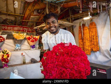 Lächelnder Verkäufer auf dem Fower Market, Dhaka Division, Dhaka, Bangladesch Stockfoto