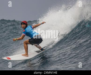 Tahiti, Französisch-Polynesien. Juli 2024. Yang Siqi aus China tritt am 28. Juli 2024 bei den Olympischen Spielen 2024 in Teahupo'o, Tahiti, Französisch-Polynesien an. Quelle: Ma Ping/Xinhua/Alamy Live News Stockfoto