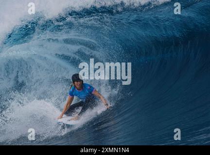 Tahiti, Französisch-Polynesien. Juli 2024. Molly Picklum aus Australien tritt am 28. Juli 2024 bei den Olympischen Spielen 2024 in Teahupo'o, Tahiti, Französisch-Polynesien an. Quelle: Ma Ping/Xinhua/Alamy Live News Stockfoto