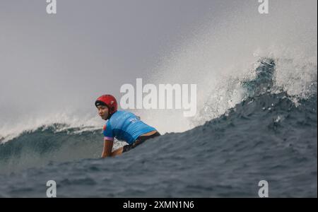 Tahiti, Französisch-Polynesien. Juli 2024. Yang Siqi aus China tritt am 28. Juli 2024 bei den Olympischen Spielen 2024 in Teahupo'o, Tahiti, Französisch-Polynesien an. Quelle: Ma Ping/Xinhua/Alamy Live News Stockfoto