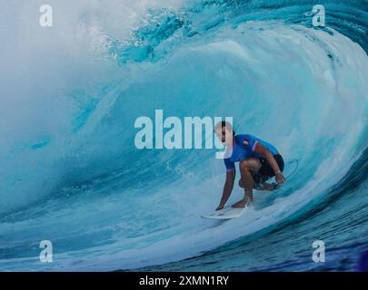 Tahiti, Französisch-Polynesien. Juli 2024. Lucca Mesinas aus Peru tritt am 28. Juli 2024 bei den Olympischen Spielen 2024 in Teahupo'o, Tahiti, Französisch-Polynesien an. Quelle: Ma Ping/Xinhua/Alamy Live News Stockfoto
